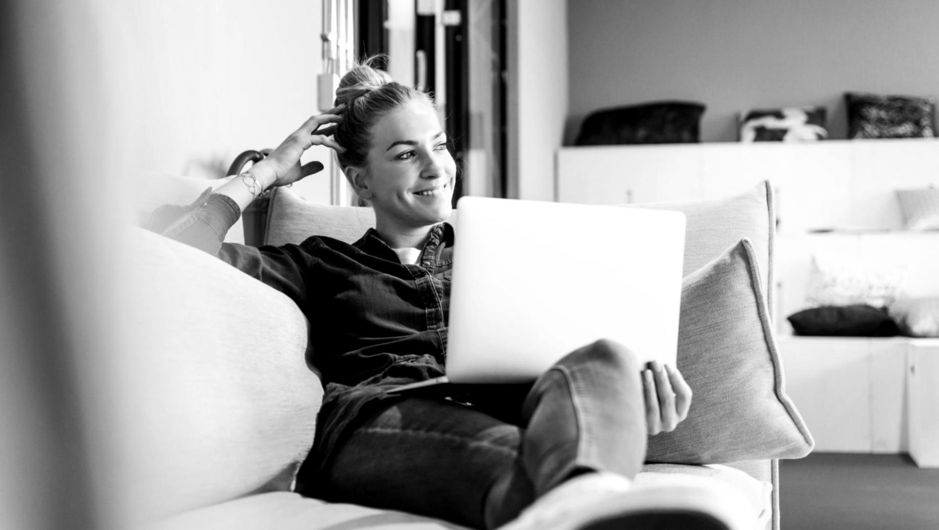 Besprechungstisch mit Laptop und Dokumenten zur Projektplanung