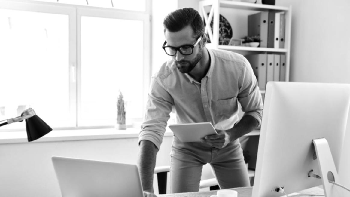 Teilnehmer arbeitet an SEO-Analytics Dashboard mit realen Daten